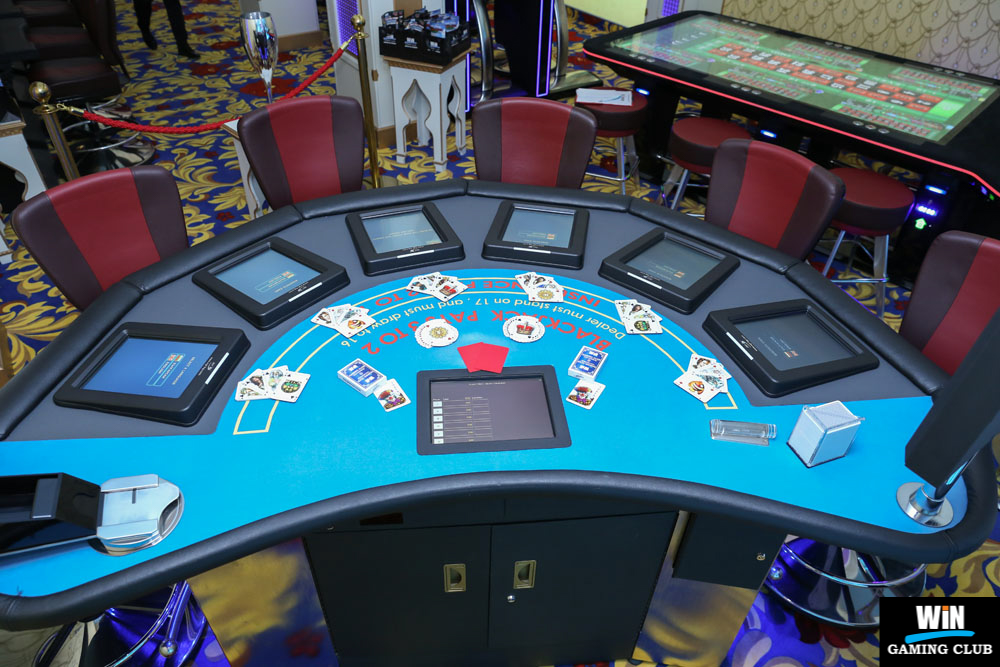 Blackjack масата и Рулетката в казино WinClub Кърджали