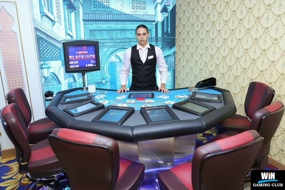 Дилърът на Blackjack в казино WinClub Кърджали