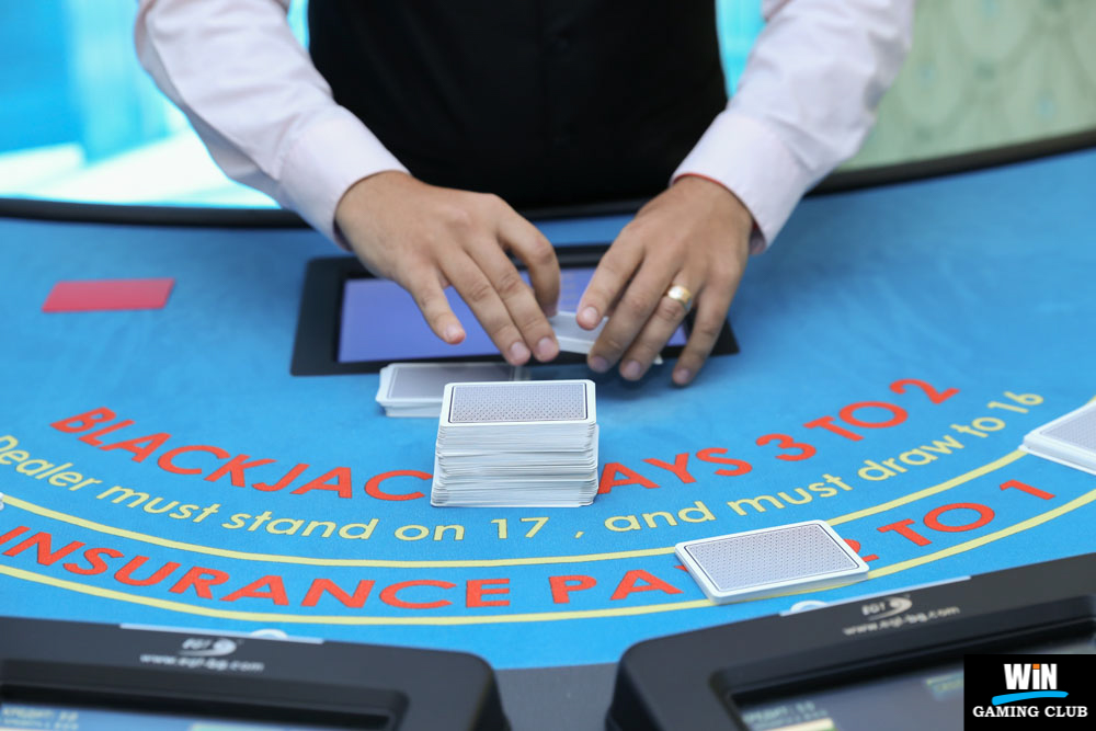 Шъфъл преди началото на турнира по Blackjack в казино WinClub Кърджали
