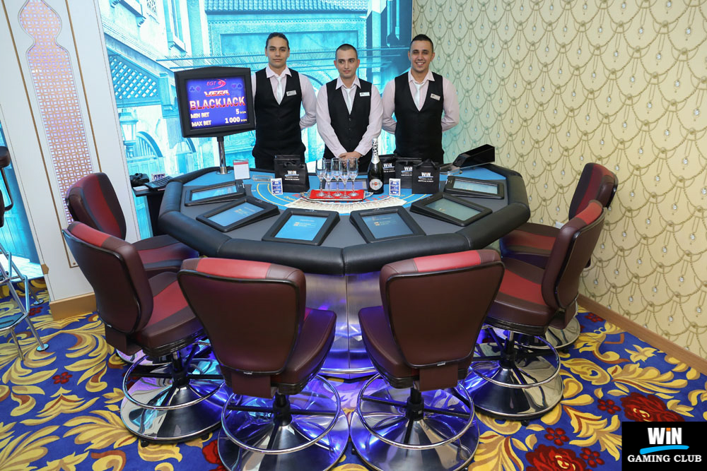 Дилърите на Blackjack в казино WinClub Кърджали