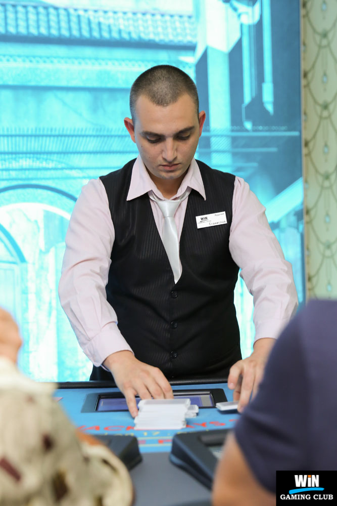 Дилърът стартира турнира по Blackjack в казино WinClub Кърджали