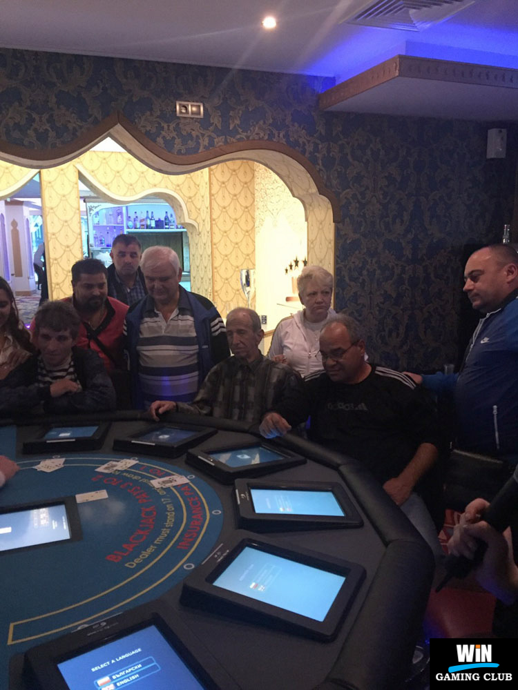 Първо раздаване в турнира по Blackjack в казино WinClub Кърджали
