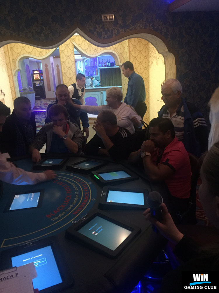 Участниците се забавляват в турнира по Blackjack в казино WinClub Кърджали
