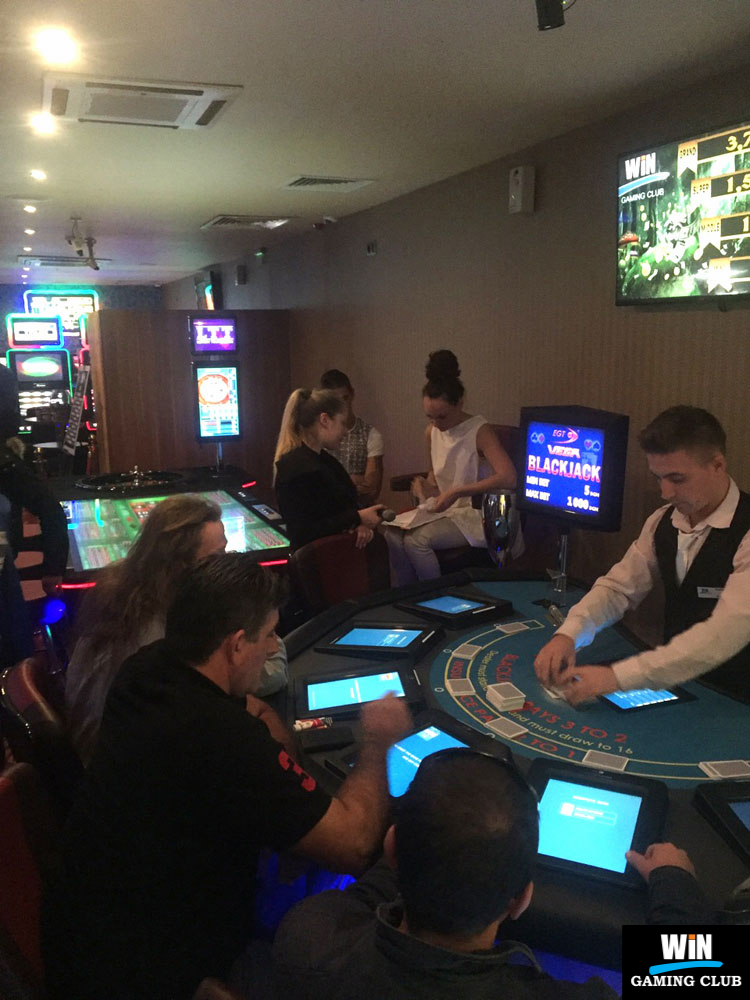 Шъфъл на картите за Blackjack в казино WinClub Кърджали